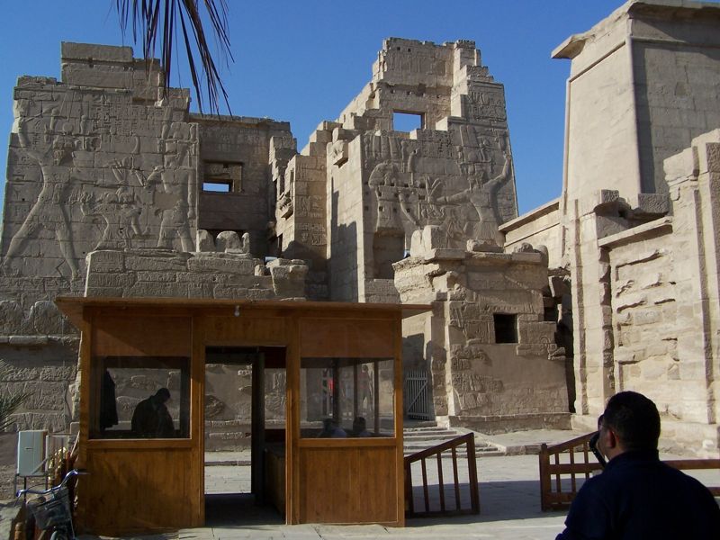 Chrám Medinet Habu na západním břehu Nilu v Luxoru.