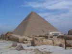 Velká pyramida a vpravo muzeum se sluneční lodí