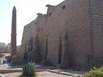 Sochy Ramesse II. a jeden z obelisků