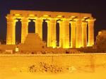 Chrám v Luxoru překrásně nasvícený