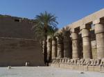 Sloupová kolonáda a crám Ramsese III. z boku na velkém nádvoří